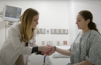 Кодирование Аквилонг в городе Сибай Врач держит пациентку за руку