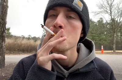 Лечение зависимости от табакокурения в городе Сибай Мужчина с сигаретой делает затяжку