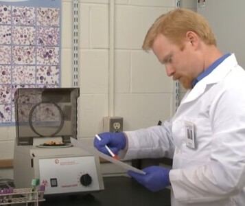 Клиника лечения наркозависимости в городе Сибай Врач в кабинете клиники